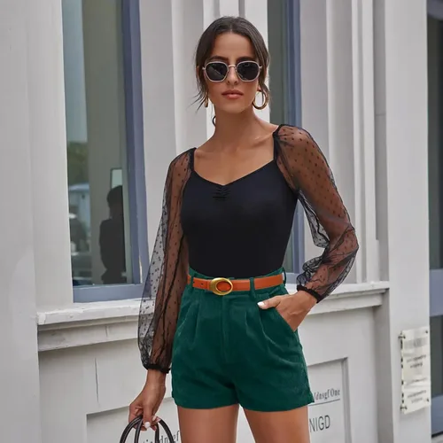 Miniatura 316 de Cinturón de cuero clásico con hebilla de metal para mujer con vestido de jeans