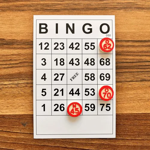 Miniatura 3 de SEETOOOGAMES Juego de bingo de madera vintage, 120 tarjetas de números de bingo y 75 ajedrez
