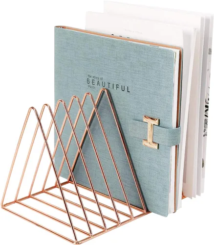 Miniatura 4 de PENGKE Organizador de archivos triangular de hierro para escritorio, estante de libros, revista de cobre, soporte para periódicos, organizador de Oro