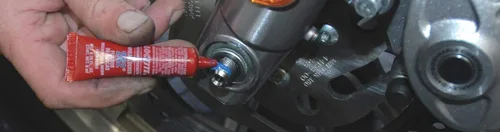 Miniatura 5 de LOCTITE 242 Threadlocker para Automotriz: Alta Temperatura, Fuerza Media, Anaeróbico Tubo Azul de 6mL (N.º de pieza: 37418 - 487229)