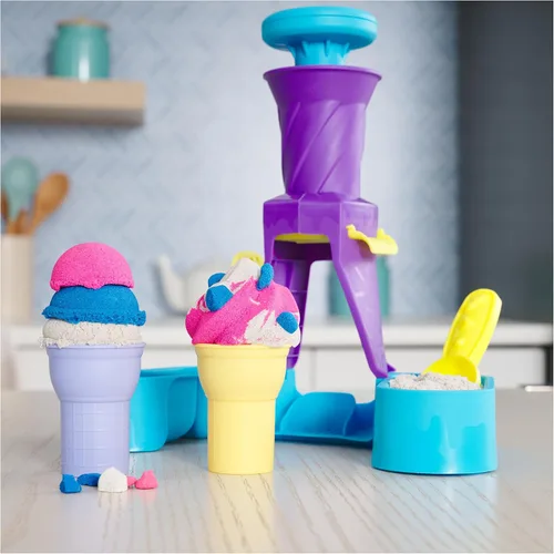 Miniatura 8 de Kinetic Sand, Estación de servicio suave con arena de juego de 14 onzas (azul, rosa y blanco), 2 conos de helado y 2 herramientas, juguetes