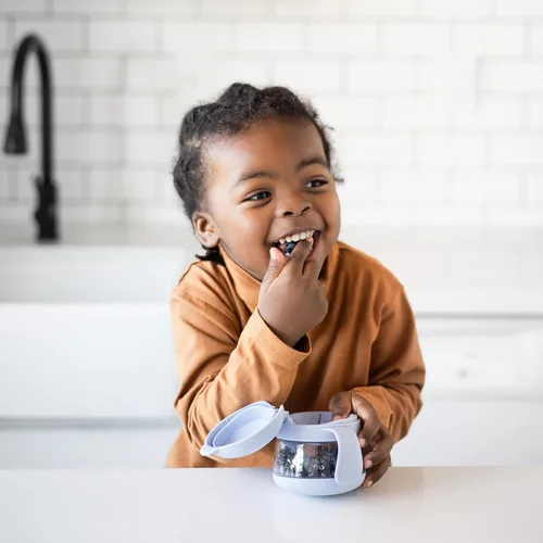 Miniatura 8 de Ubbi Tweat Contenedor de aperitivos sin derrames para niños, libre de BPA, taza de viaje para niños pequeños, azul nublado Azul (Cloudy Blue)