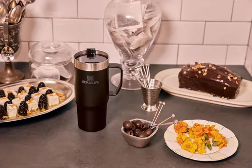 Miniatura 5 de STANLEY La Taza Suburbana Cotidiana 473 ml Beber a Través de la Tapa Taza para Café, Té y Bebidas Taza de Café de Acero Inoxidable Aislada