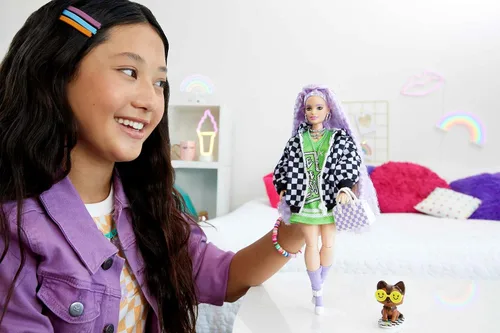 Miniatura 2 de Barbie Muñeca extra y accesorios con pelo lavanda rizado y ojos marrones, 15 piezas de juguete incluyen cachorro de mascota