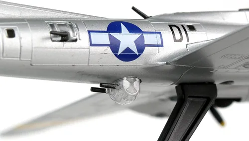Miniatura 4 de Daron Boeing B-17 Flying Fortress B-17G Modelo fundido a presión – Réplica de bombardero pesado a escala 1:155 de la Segunda Guerra Mundial