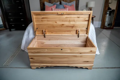 Miniatura 4 de Rustic Red Door Co. Cofre de Cedro Hope de 42 pulgadas con parte superior de cascada, pecho hecho en Amish con bisagras antideslizantes y cerradura