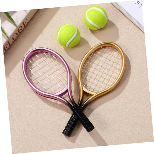 Miniatura 9 de Garneck Juego de 2 raquetas de tenis en miniatura y pelota de plástico, mini raqueta de tenis en miniatura, equipo deportivo para decoración