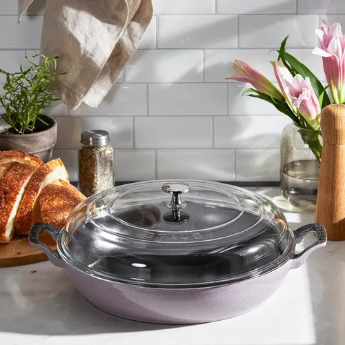 Miniatura 2 de STAUB - Cazuela de hierro fundido de 3.5 cuartos con tapa de cristal, color lila