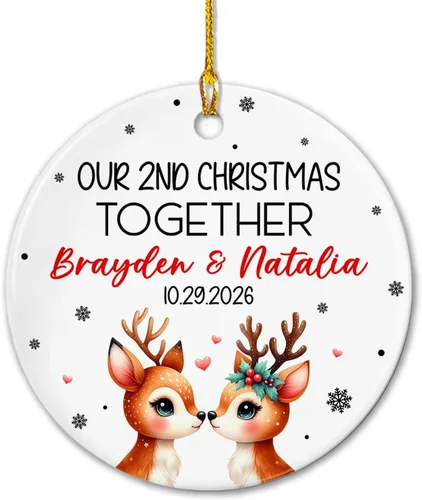 Miniatura 13 de Adorno de cerámica Our First Christmas Together, adorno de Navidad 2025 personalizado con nombre y fecha, renos para colgar en cerámica, regalo
