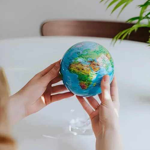 Miniatura 9 de Globo terráqueo Mova, azul con relieve de 4,5 pulgadas