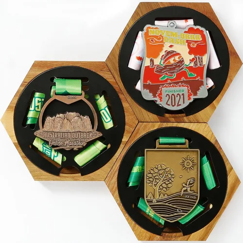 JupDec Perchero para medallas de exhibición en panal de madera hexagonal para pared, con imanes fuertes y soporte de medallas redondo de hierro