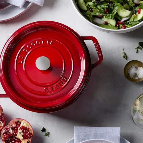 Miniatura 4 de STAUB - Olla holandesa de hierro fundido de 4 cuartos, fabricada en Francia, para 3-4 personas, color cereza