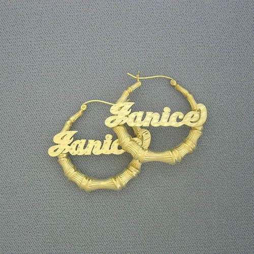 Miniatura 2 de Aretes de bambú personalizados de oro real de 10 quilates con nombre de escritura personalizada de 1 3/8 pulgadas
