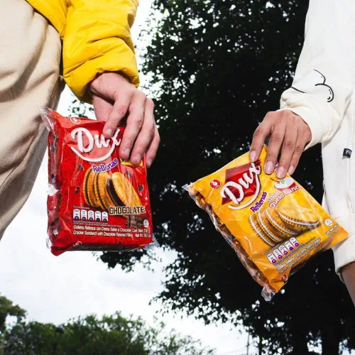 Miniatura 5 de Dux Sandwich Crackers (paquete de 18) con sabor a crema de queso blanco, Snack Crackers Galletas Dux con sabor a Queso blanco Colombian crakers.