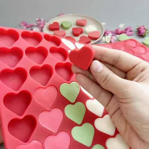 Miniatura 2 de Moldes de silicona con forma de corazón para gomitas, dulces, chocolate, pequeños moldes caseros con raspador (1 unidad de corazón)
