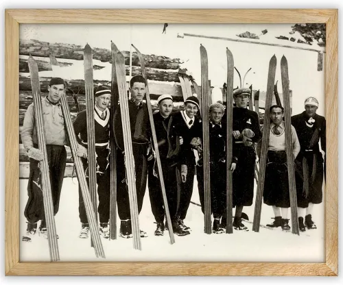 Miniatura 12 de Foto de esquí vintage de un grupo de hombres en una pendiente 11x14 sin marco Póster sin marco: arte de pared alpino en blanco y negro histórico