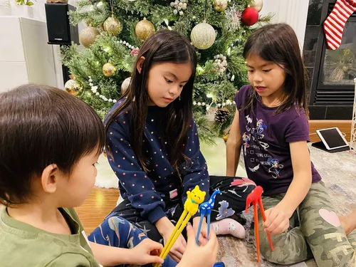 Miniatura 3 de Palillos de entrenamiento para niños pequeños, niños y adultos con 4 pares de ayudantes de dedos extraíbles, diseño de animales, sin BPA, aptos