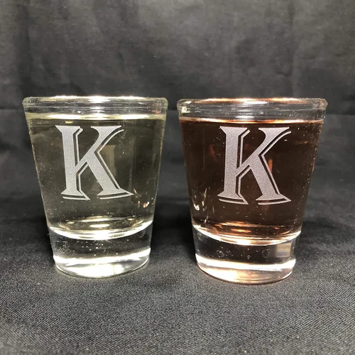 Miniatura 10 de Juego de 2 vasos de chupito con letras de monograma de 1.5 oz (B)