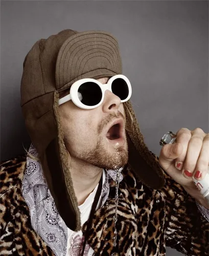 Miniatura 3 de Anteojos de sol con marco ovalado grueso, estilo retro, con lentes redondos.