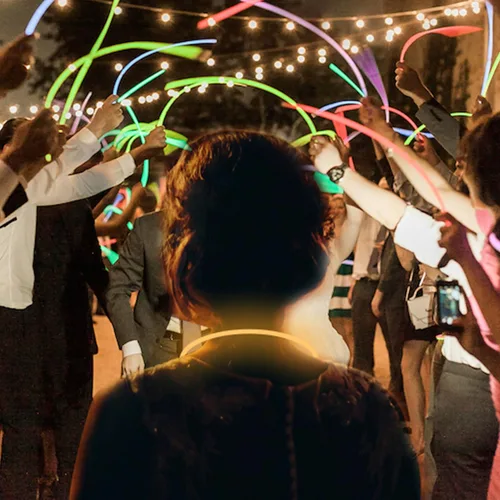 Miniatura 2 de Glow Fever Glow Sticks - Collares brillantes a granel de 100 unidades de 22 pulgadas con conectores, palos de luz de neón para fiestas, festivales