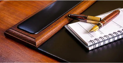 Miniatura 5 de DACASSO Almohadilla de escritorio de madera y cuero con rieles laterales, protector de escritorio de cuero de lujo para escribir, protector nogal