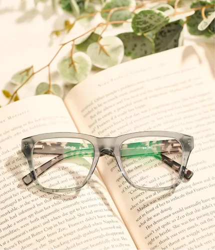 Miniatura 5 de eyebobs - Kvetcher Gafas de lectura prémium para hombres y mujeres Marco cuadrado para caras anchas Disponible en 0.0x - 4.0x Tortuga y frente