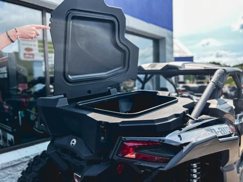 Miniatura 3 de Caja de carga Highlands para todos los UTV Can-Am X3. Almacenamiento personalizado impermeable para herramientas, latas de gasolina, equipo y más.