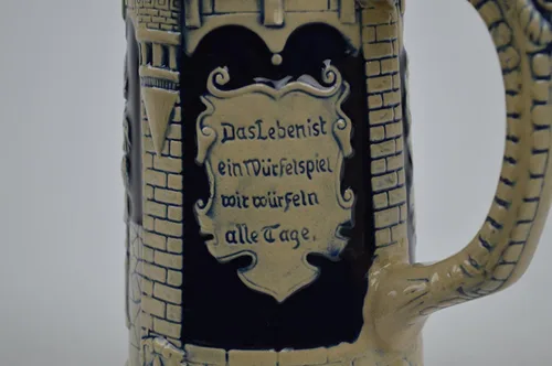 Miniatura 9 de Essence of Europe Gifts 0.6 litros OktoberfestHaus - Jarra alemana con tapa Das Leben Ist Ein Wurfelspiel Wir Wurfeln All Tage