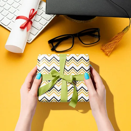 Miniatura 6 de WAPLIGHAL Papel de regalo de graduación para clase de 2026 – Gorras de graduación, diplomas, estrellas y lo hiciste en negro, color dorado, papel