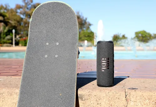 Miniatura 7 de JBL Flip 6 - Altavoz Bluetooth portátil, sonido potente y graves profundos, impermeable IPX7, 12 horas de reproducción, JBL PartyBoost para Camuflaje