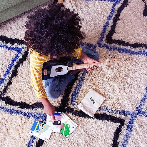 Miniatura 9 de Loog Mini - Guitarra acústica infantil para principiantes, 3 cuerdas a partir de 3 años, aplicación de aprendizaje y lecciones incluidas Rojo