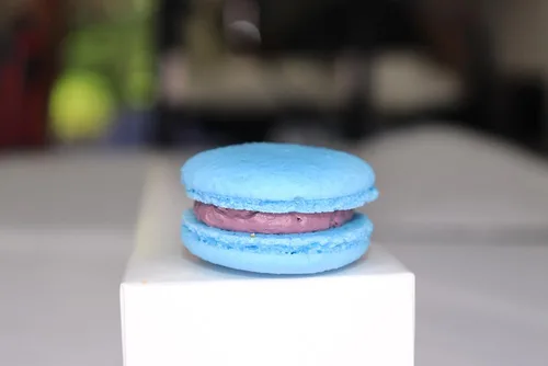 Miniatura 3 de Macaron Bites® - Macarons franceses azules y blancos, caja de regalo de galletas gourmet