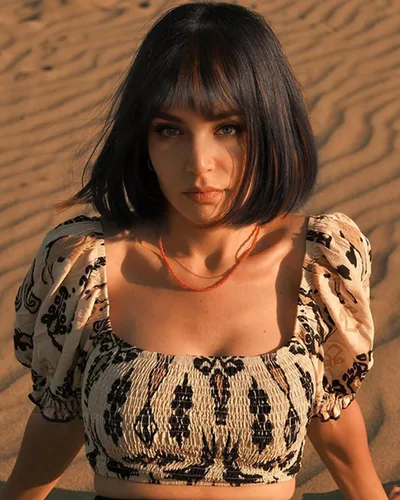 Miniatura 18 de YYHR Peluca corta estilo Bob con flequillo de 10 pulgadas, pelucas de cabello sintético lacio Yaki claro, pelucas cortas de corte Bob negro con 1b