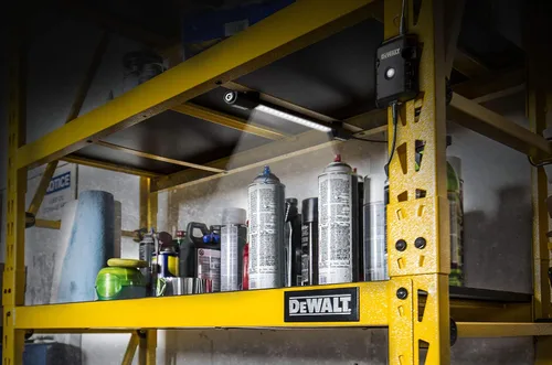 Miniatura 2 de Dewalt Kit de luces magnéticas LED activadas por movimiento para trabajo y tiendas de mecánica (3 luces, 500 lúmenes cada una)