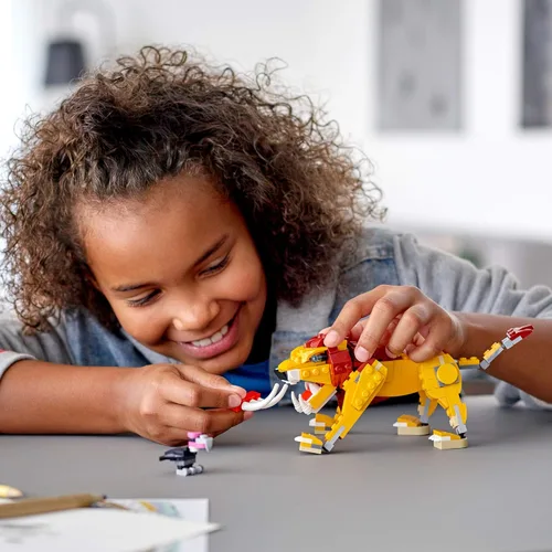 Miniatura 2 de LEGO Creator 3 en 1 León Salvaje 31112 Kit de Construcción de Juguete 3 en 1 con Juguetes de Animales para Niños, Nuevo 2021 (224 Piezas)