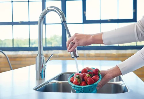 Miniatura 8 de Moen Genta LX - Grifo de cocina moderno cromado de una sola manija con rociador extraíble, cabezal de acoplamiento reflectante, grifo para fregadero