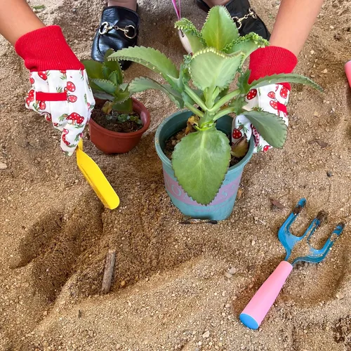 Miniatura 6 de Paquete de 3 pares de guantes de jardín para niños, guantes de jardinería para niños pequeños, regalos medianos para edades de 4 a 5 años, estilo 1