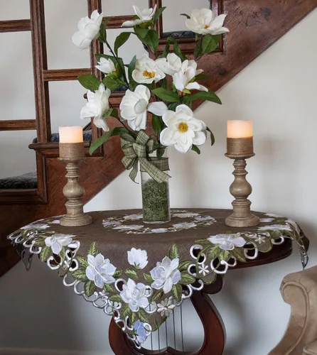 Miniatura 3 de Hermoso diseño floral de magnolia blanca y hojas verdes bordadas en lino de poliéster marrón (cuadrado de 33 pulgadas)