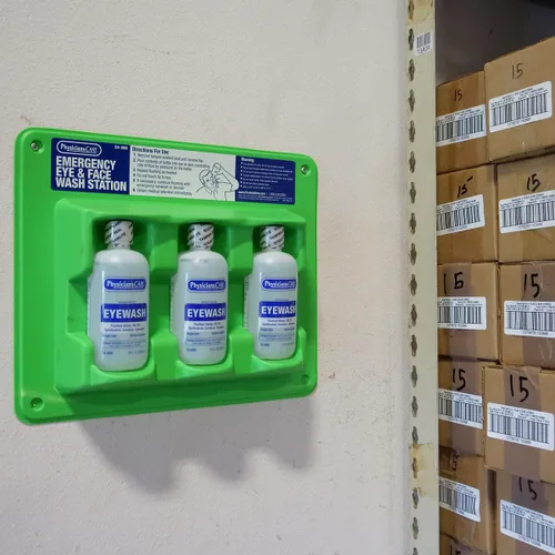 Miniatura 5 de PhysiciansCare Estación de lavado de ojos para montar en la pared con 3 botellas de tapa de rosca de solución de lavado de ojos, 8 onzas cada una