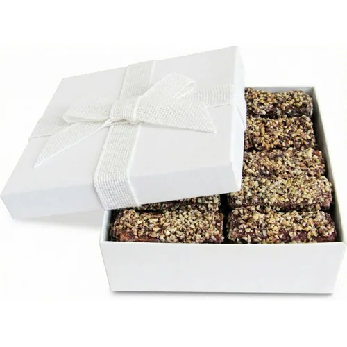 Miniatura 6 de It's Delish - Caja de regalo roja crujiente vienesa gourmet – 16 onzas de chocolate negro premium recubierto con nueces picadas, caramelo duro a