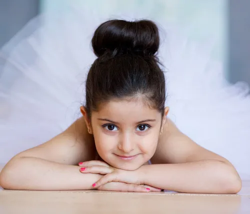 Miniatura 4 de Styla Hair Pequeño Fabricante de Moños para Niños - Moños de Ballet y Calcetín, Dona de Cabello Fácil (6 piezas, Negro, Tamaño 2 Pulgadas)