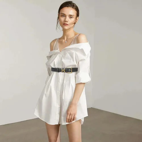 Miniatura 68 de Cinturón de cuero clásico con hebilla de metal para mujer con vestido de jeans