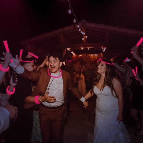 Miniatura 5 de Pulseras luminosas rosas con conectores de 50 unidades de 8 pulgadas, suministros de fiesta de neón a granel para Navidad, Año Nuevo, Día de San