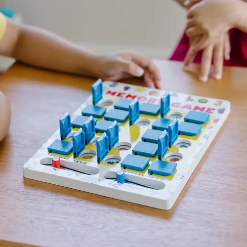 Miniatura 6 de Juego de memoria para viajes Melissa & Doug Flip to Win, juego de mesa de madera, 7 tarjetas de doble cara