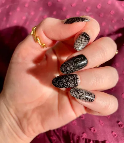 Miniatura 2 de Maniology Sweet & Sultry Nail Stamping Plate Diseño de arte de uñas bordado y encaje, diseño de manicura atrevido y sexy, patrones de encaje DIY