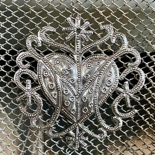 Miniatura 6 de Adorno de corazón hecho a mano de Freda Veve de 4 pulgadas, arte de metal haitiano, diseño de Veve haitiano, ornamento cultural único, arte popular