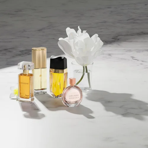 Miniatura 4 de Estée Lauder Cinnabar Eau de Parfum en espray con notas de jazmín, flor de naranja y clavo Perfumes para mujer, 1.7 onzas líquidas
