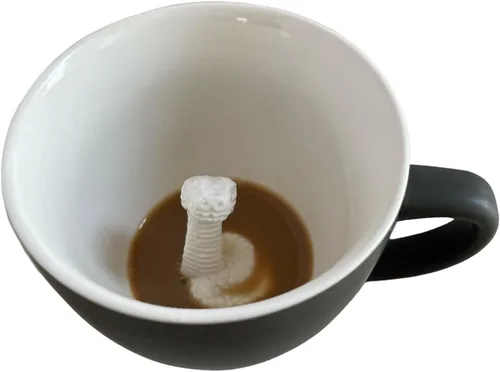 Miniatura 9 de Creature Cups - Taza de cerámica CTHULHU (11 onzas, exterior negro) - Tazas espeluznantes - Taza de animal 3D oculto en el interior que emerge