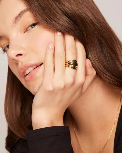 Miniatura 4 de PAVOI Juego de anillos apilables chapados en oro de 14 quilates para mujer Paquete de 3 anillos gruesos Juego de bandas apilables