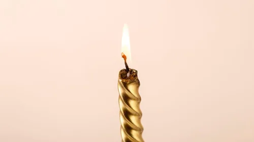 Miniatura 5 de Velas cónicas de cera en espiral sin perfume, velas trenzadas para el hogar, boda, mesa de comedor Paquete de 6 palitos de vela (dorado)